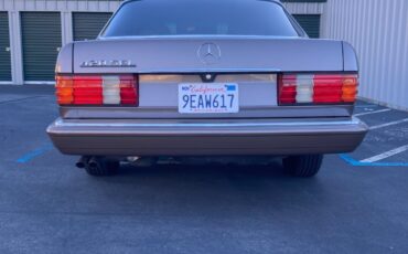 Mercedes-Benz-400-Series-1989-Sedan-4