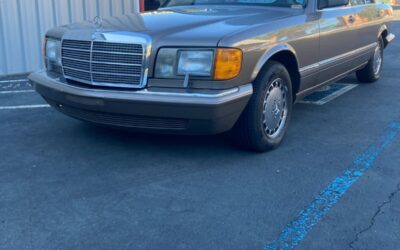 Mercedes-Benz 400-Series 1989 Sedan