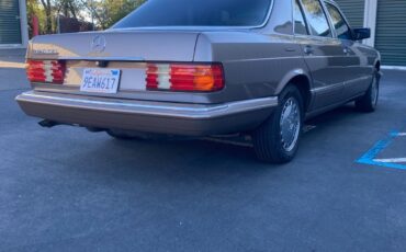 Mercedes-Benz-400-Series-1989-Sedan-5