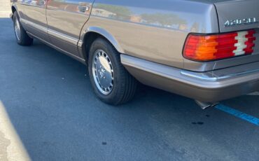 Mercedes-Benz-400-Series-1989-Sedan-7