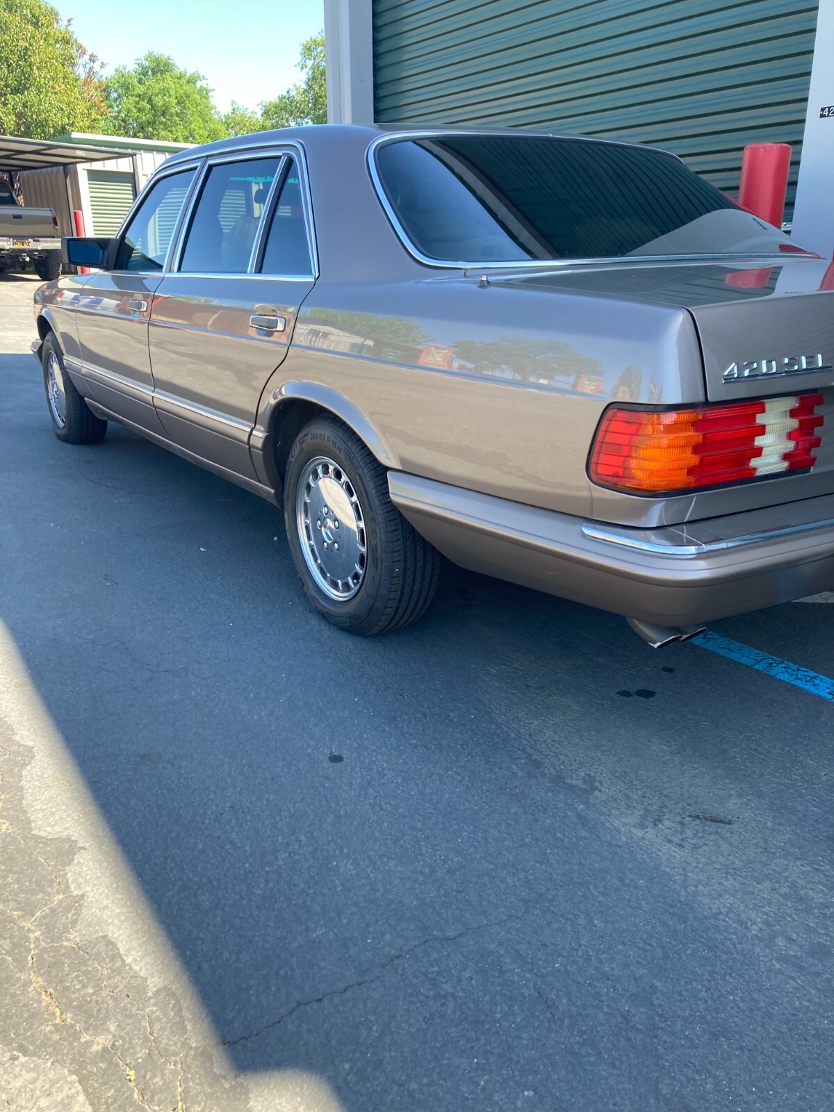 Mercedes-Benz-400-Series-1989-Sedan-7