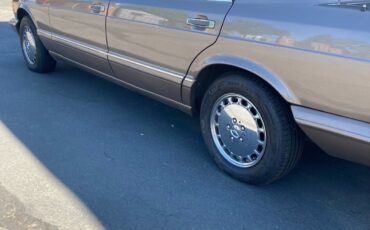 Mercedes-Benz-400-Series-1989-Sedan-8