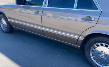 Mercedes-Benz-400-Series-1989-Sedan-9