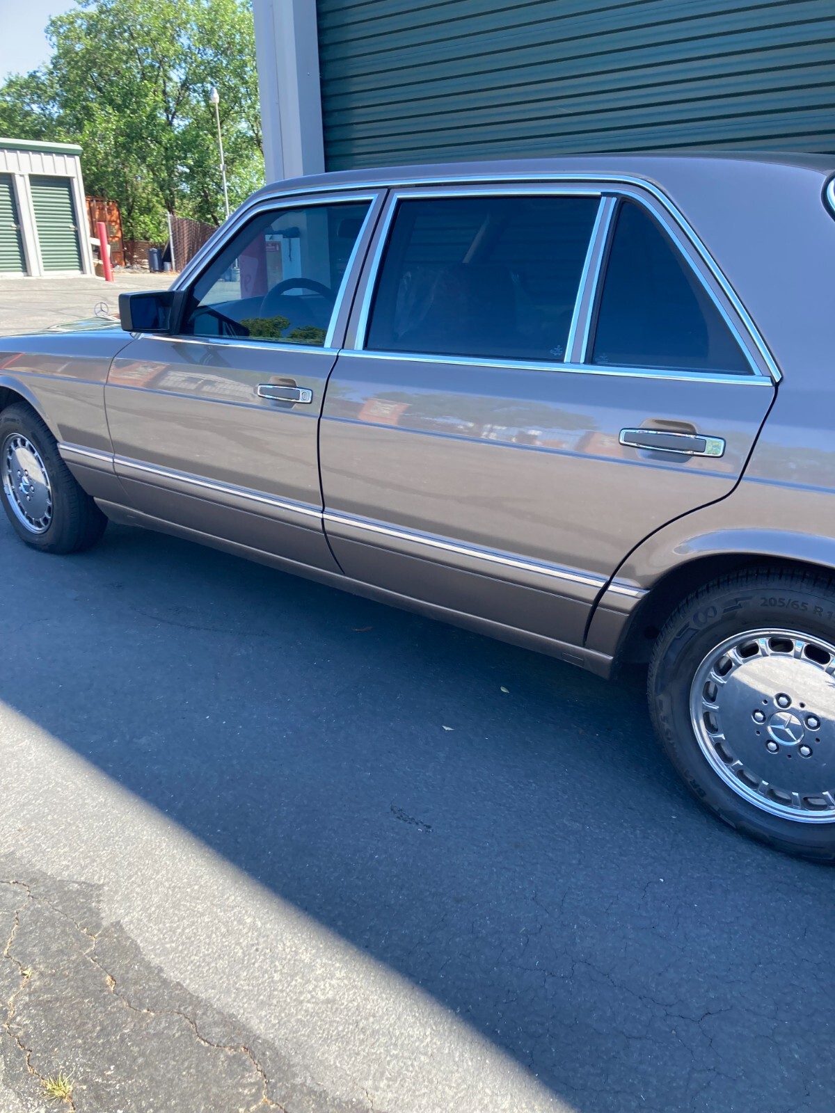 Mercedes-Benz-400-Series-1989-Sedan-9