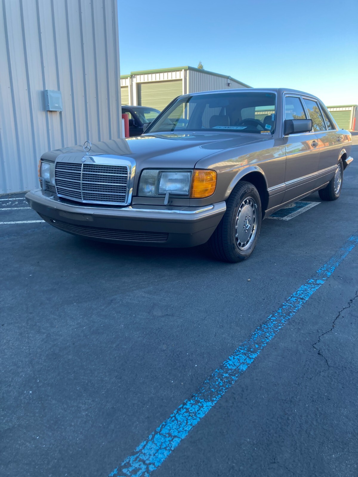 Mercedes-Benz 400-Series 1989 Sedan
