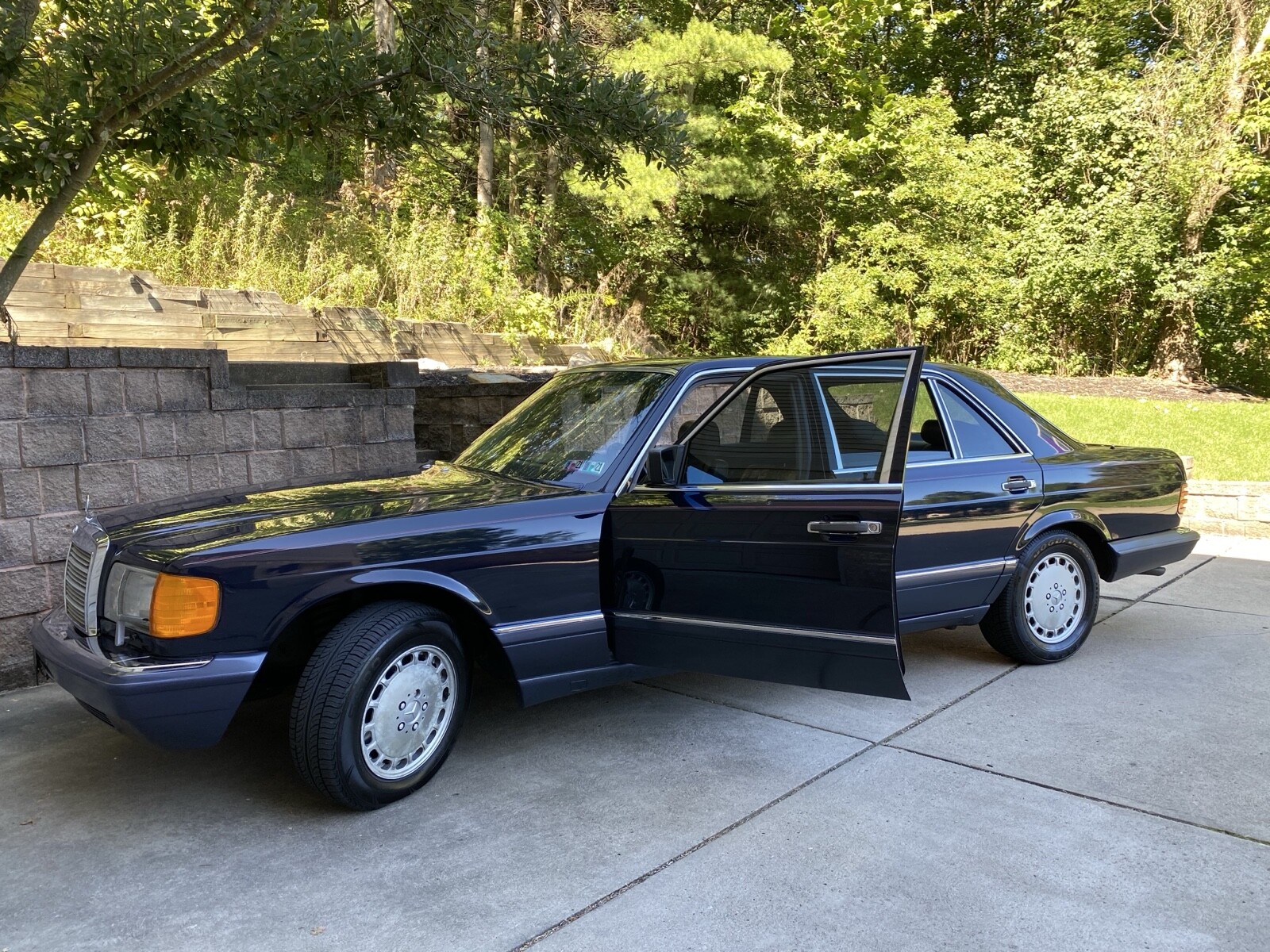 Mercedes-Benz-400-Series-1990-10