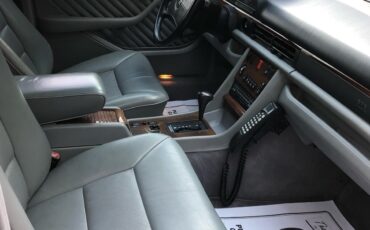 Mercedes-Benz-400-Series-1990-20