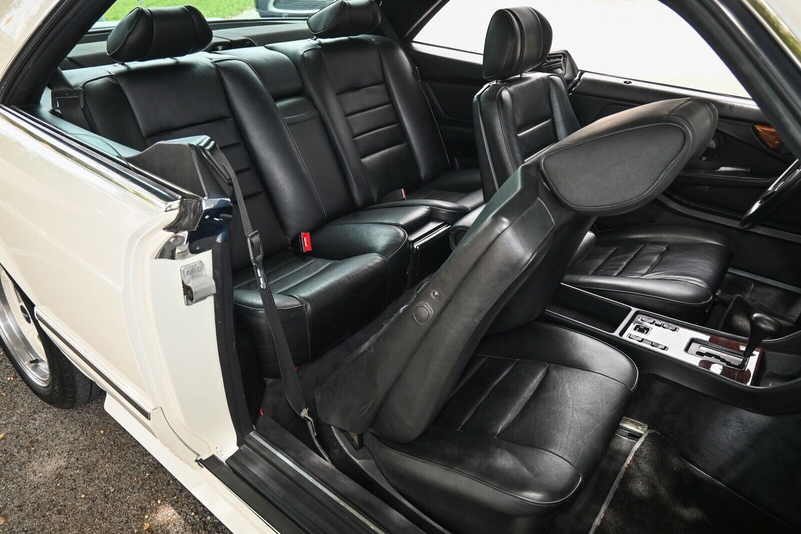 Mercedes-Benz-500-Series-1985-2D-33