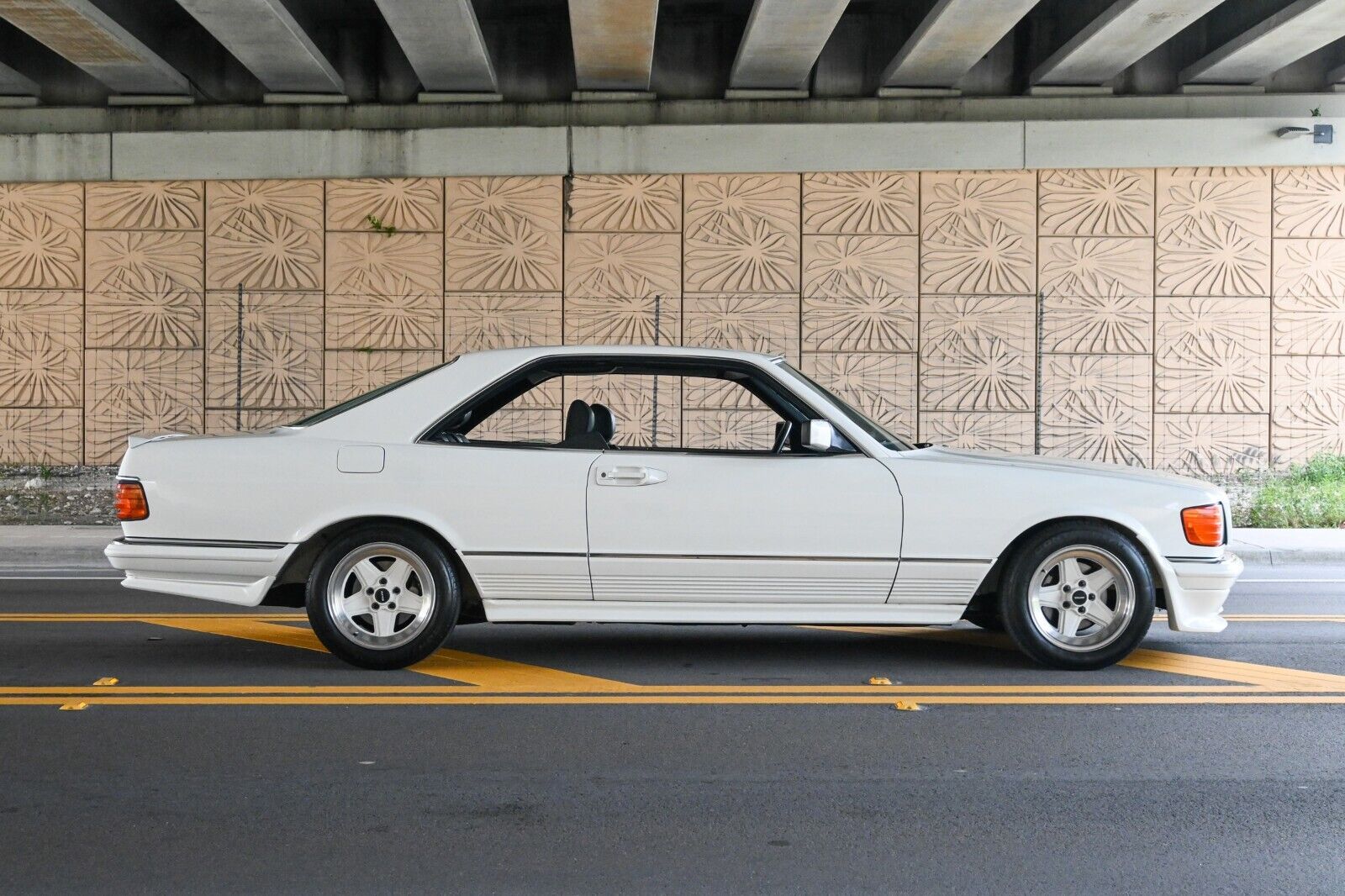 Mercedes-Benz-500-Series-1985-Coupe-1