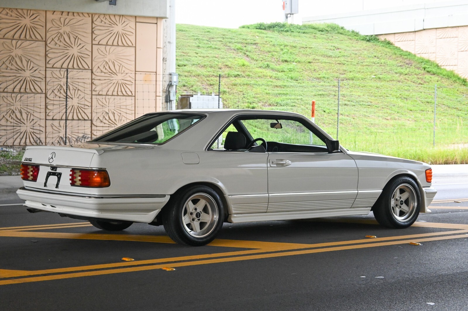Mercedes-Benz-500-Series-1985-Coupe-2