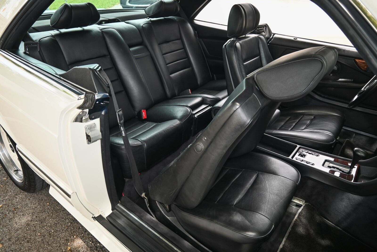 Mercedes-Benz-500-Series-1985-Coupe-21