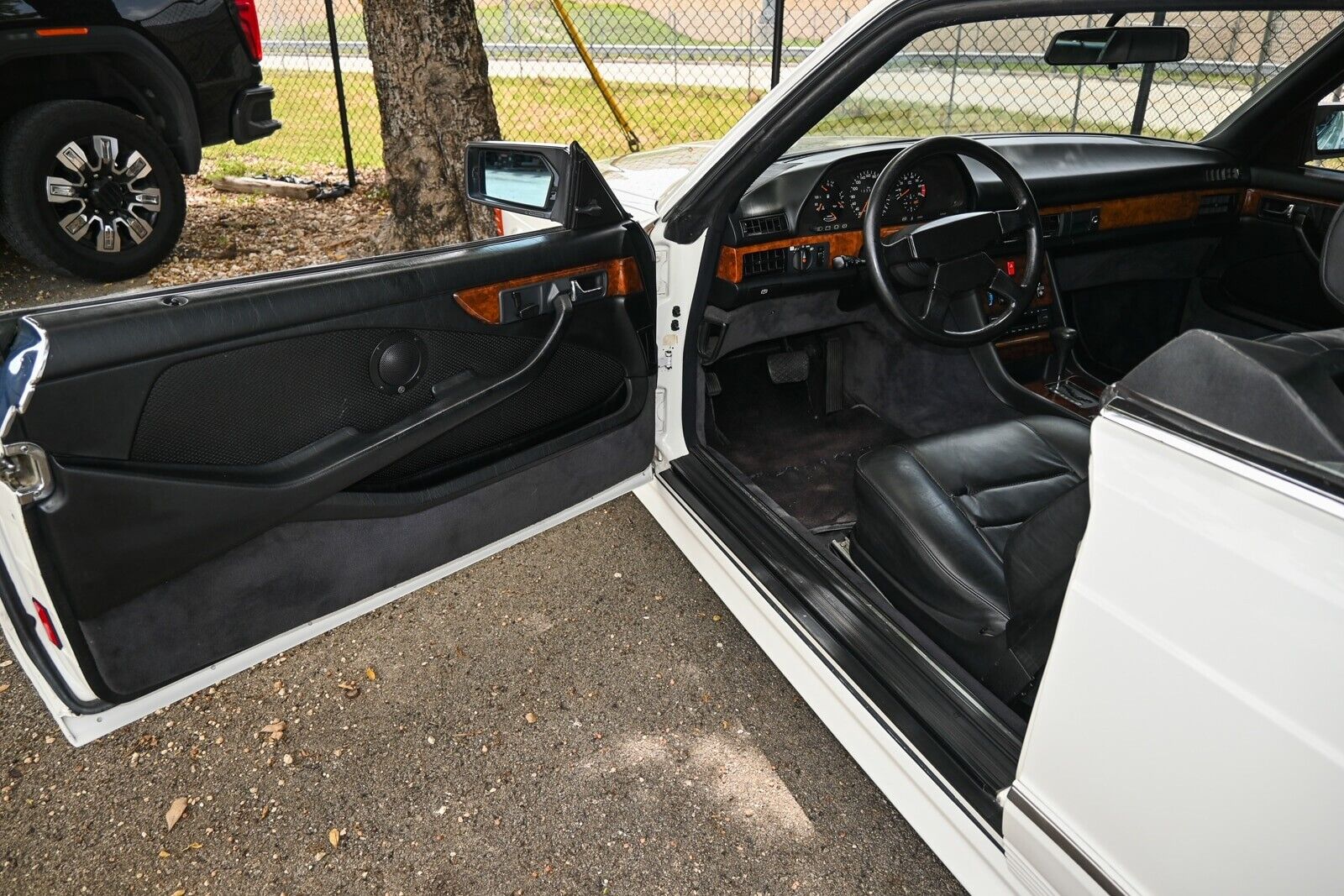 Mercedes-Benz-500-Series-1985-Coupe-24