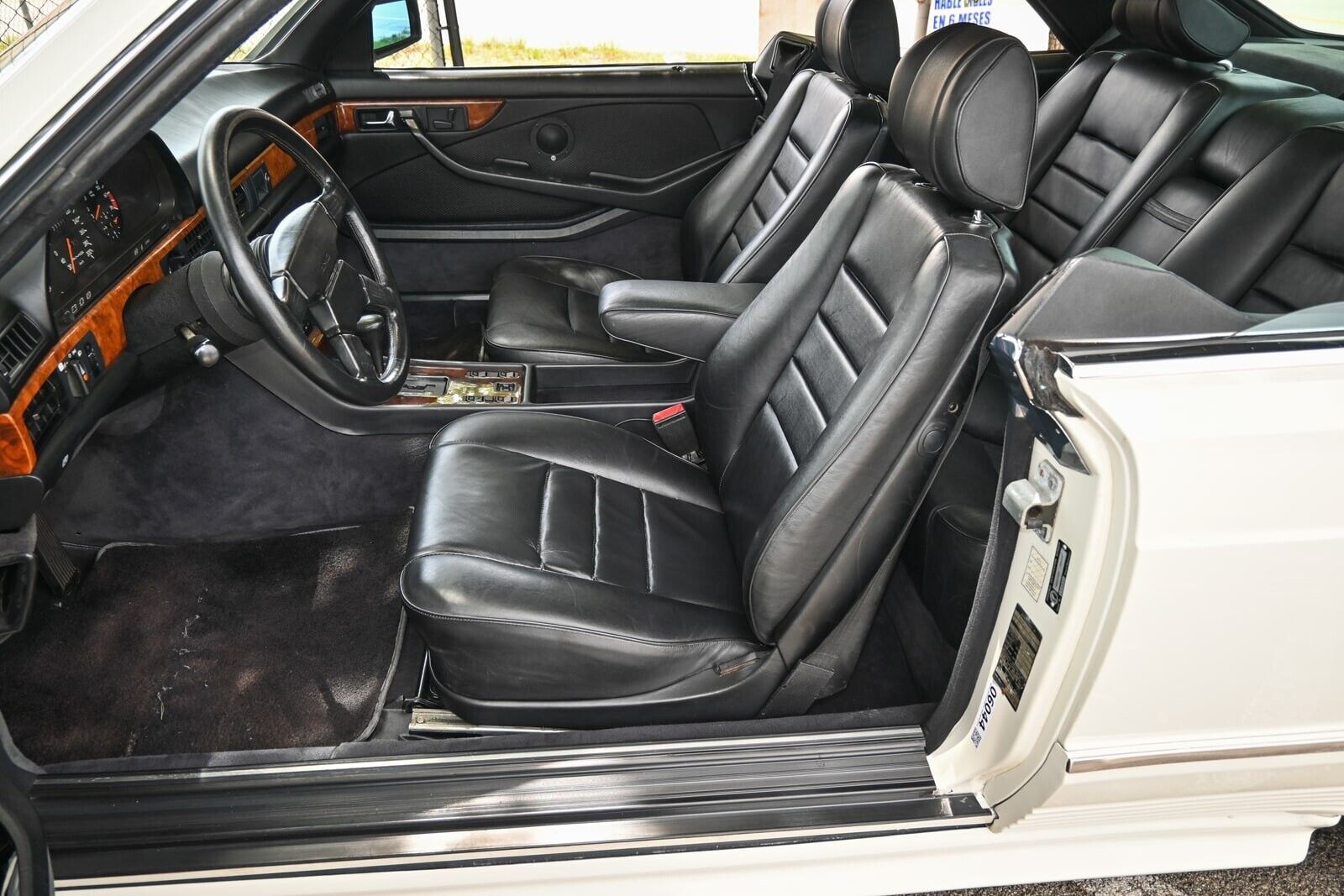 Mercedes-Benz-500-Series-1985-Coupe-25
