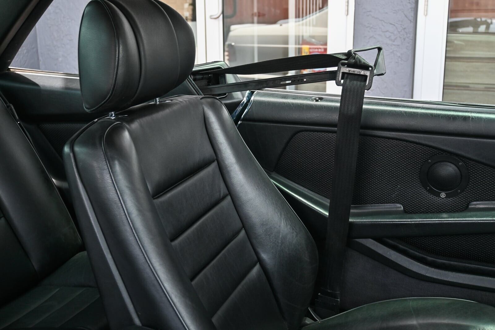 Mercedes-Benz-500-Series-1985-Coupe-29