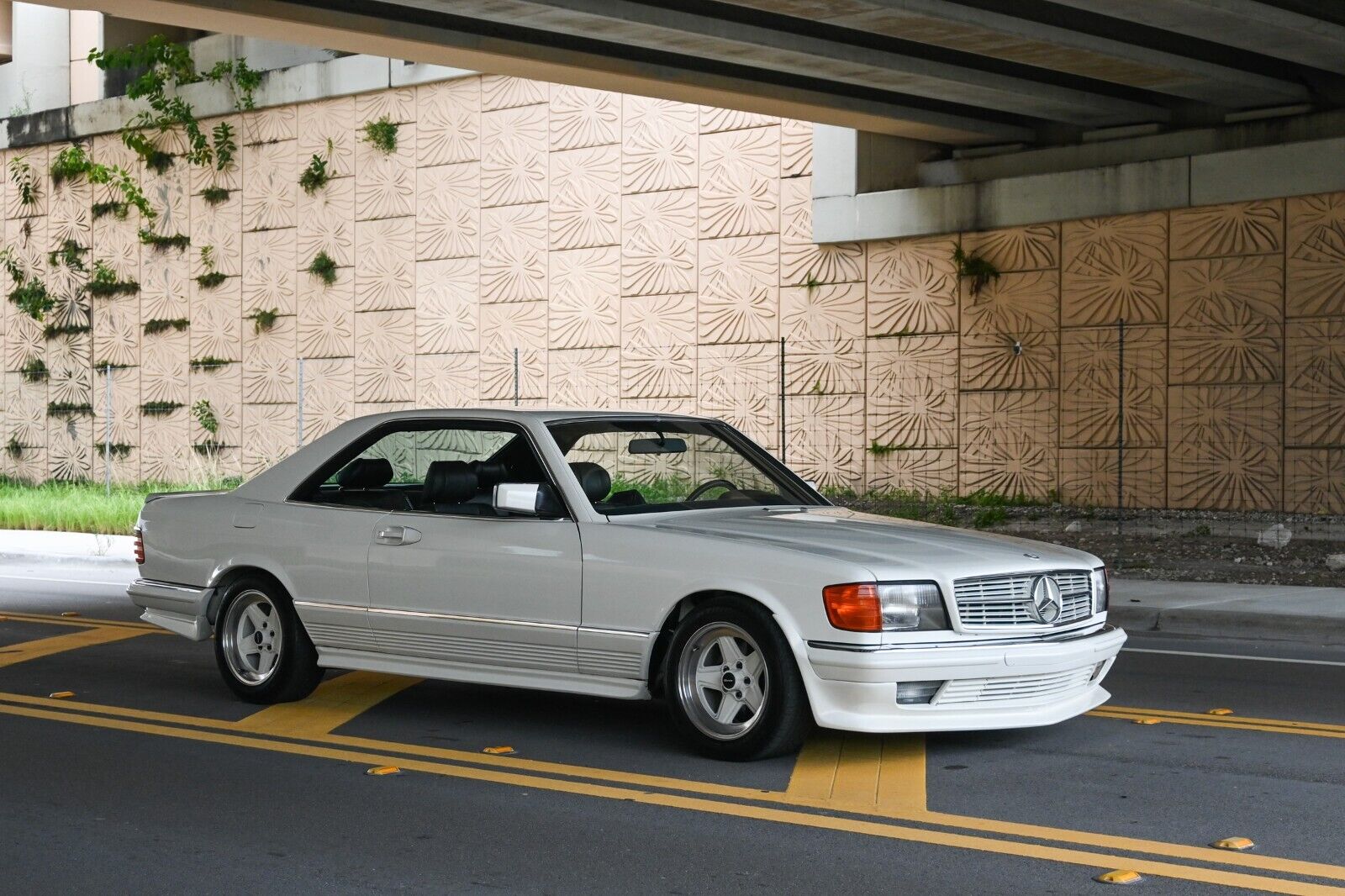 Mercedes-Benz-500-Series-1985-Coupe-30