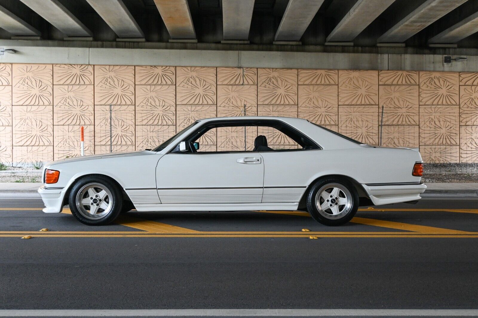 Mercedes-Benz-500-Series-1985-Coupe-31