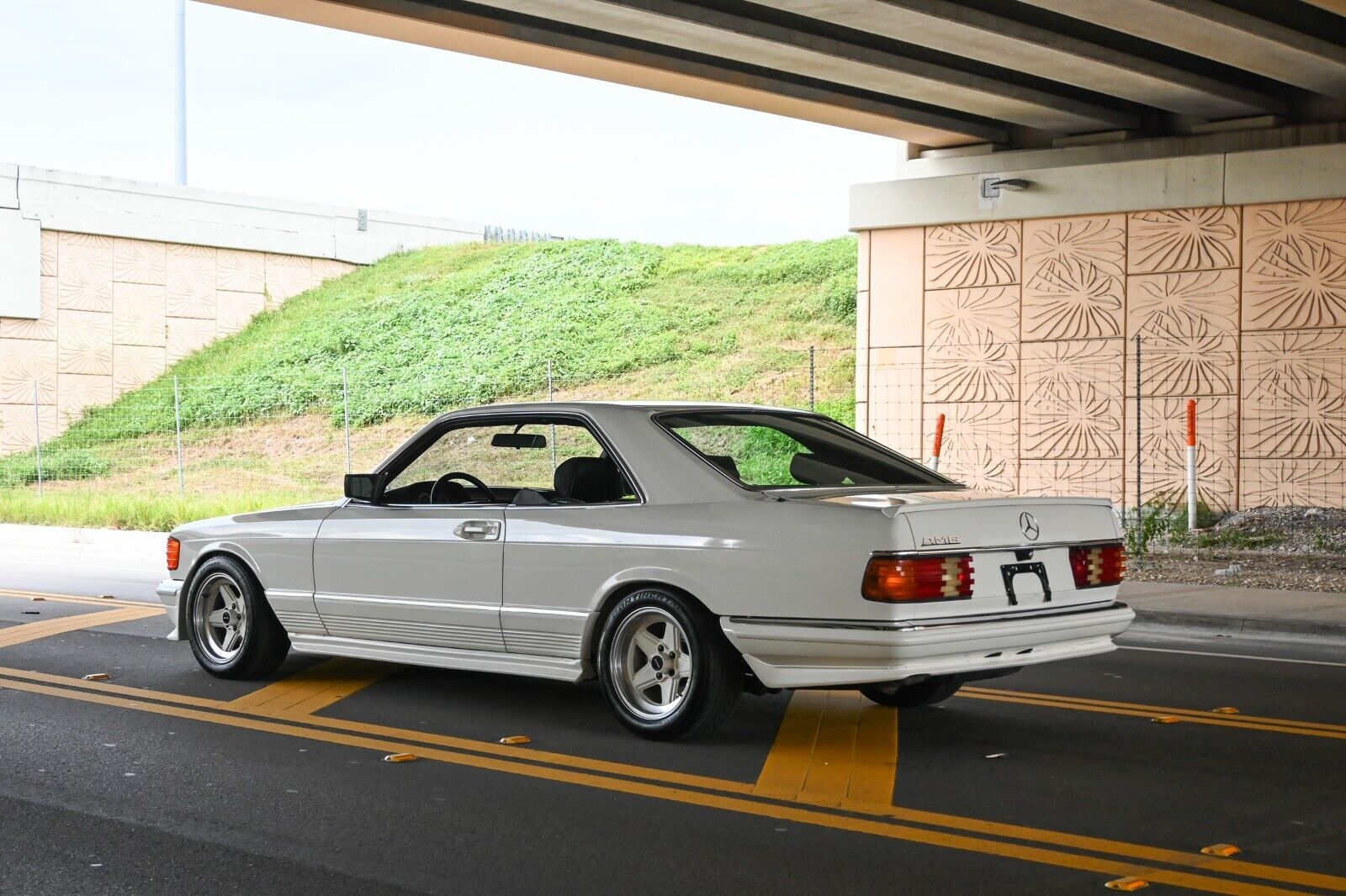 Mercedes-Benz-500-Series-1985-Coupe-32