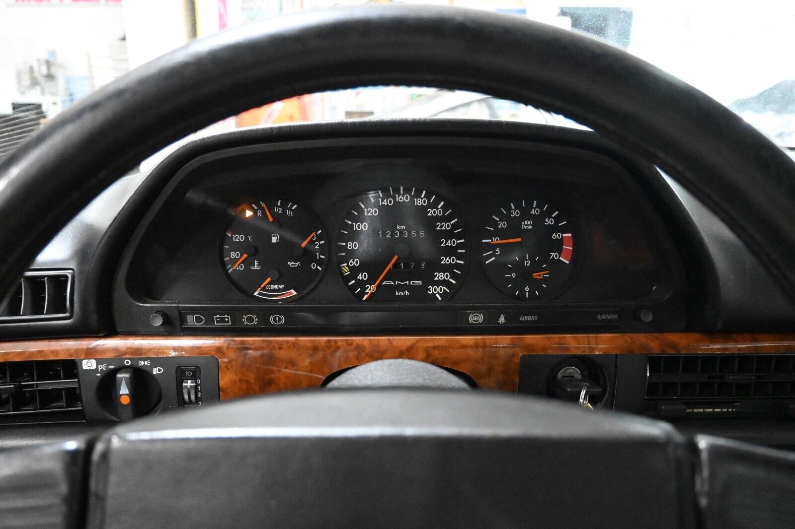 Mercedes-Benz-500-Series-1985-Coupe-6