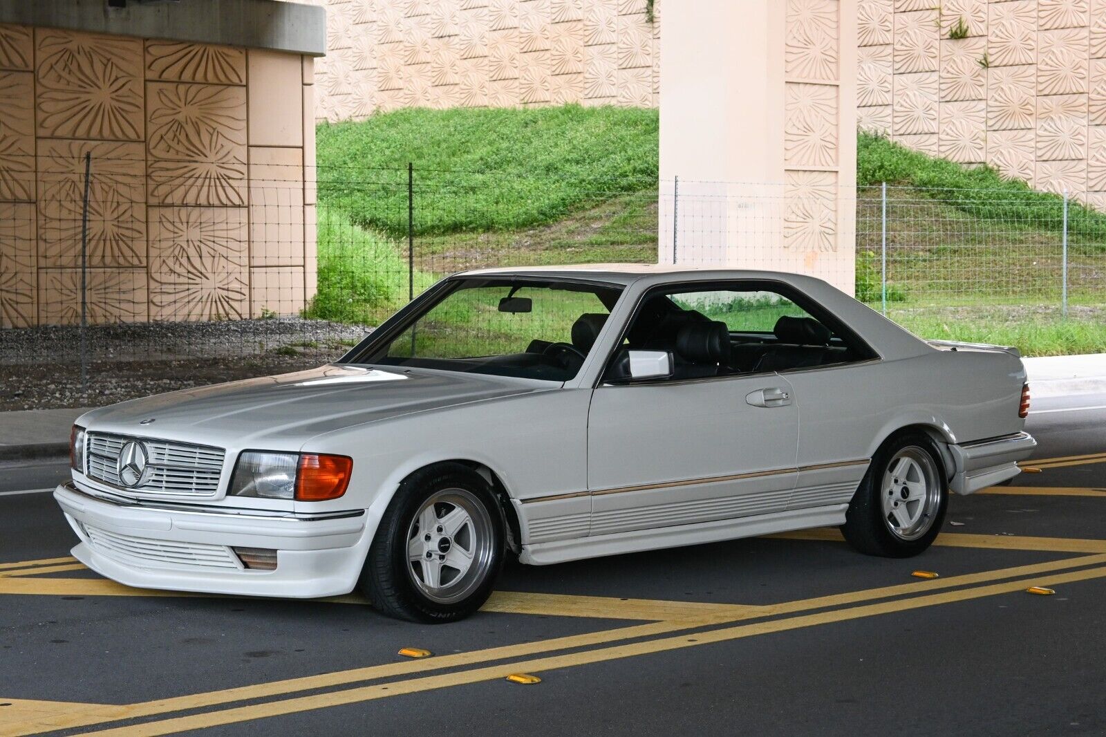 Mercedes-Benz 500-Series 1985 Coupe