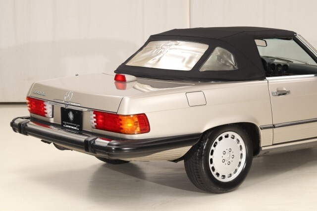 Mercedes-Benz-560-Series-Convertible-1987-Convertible-32