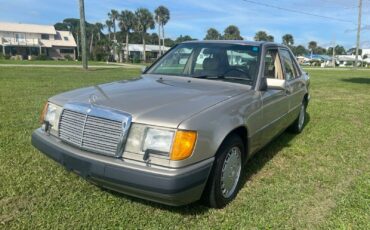 Mercedes-Benz-E-Class-1991-Sedan-1