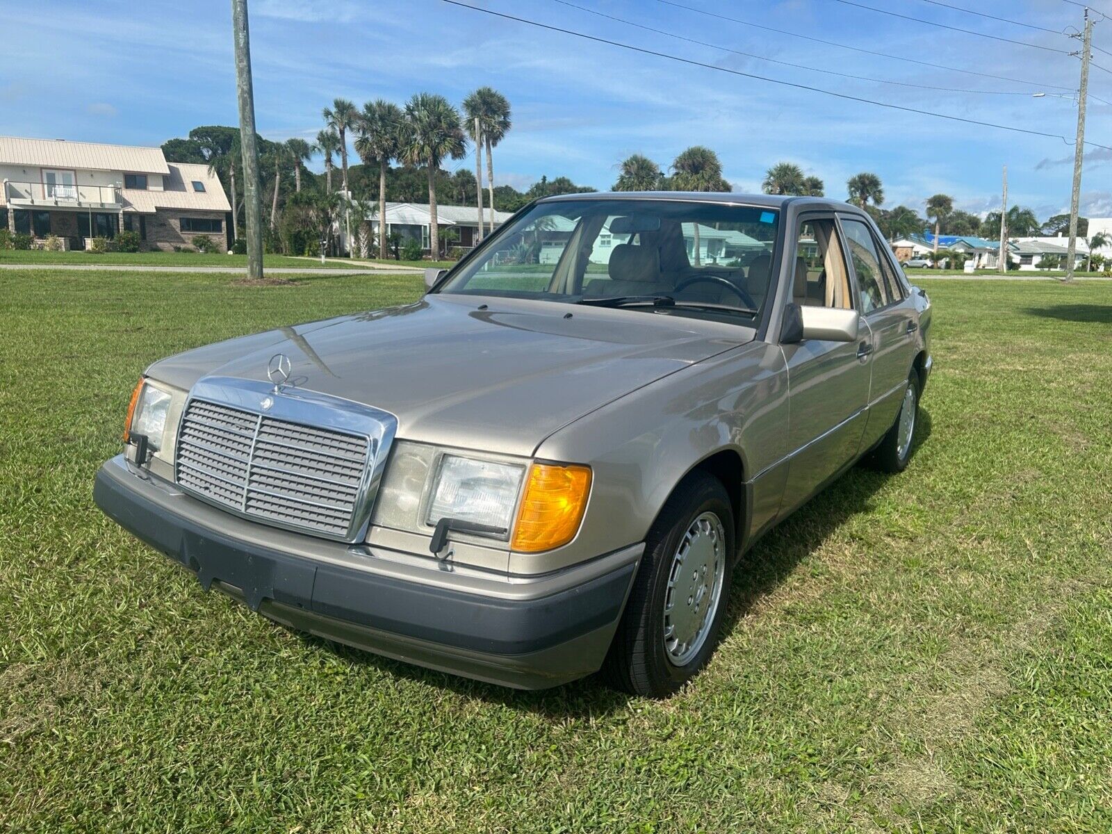 Mercedes-Benz-E-Class-1991-Sedan-1