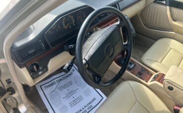 Mercedes-Benz-E-Class-1991-Sedan-11