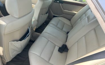 Mercedes-Benz-E-Class-1991-Sedan-12