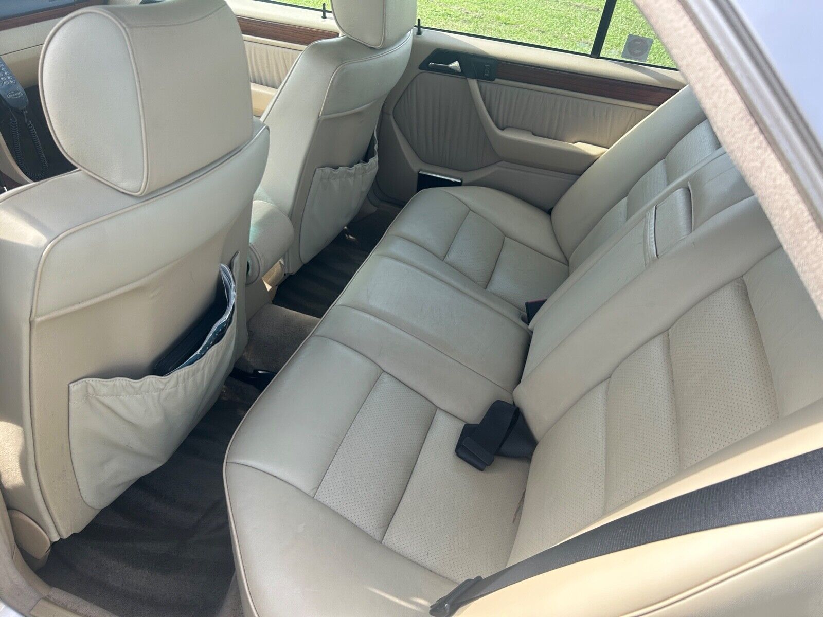 Mercedes-Benz-E-Class-1991-Sedan-12