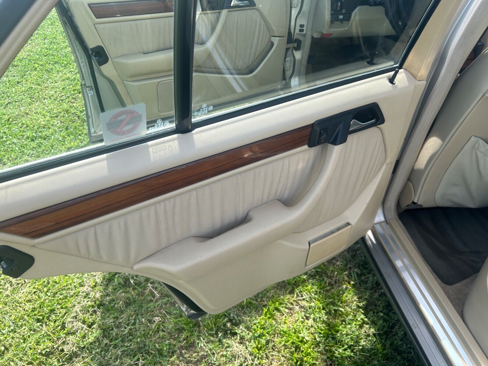 Mercedes-Benz-E-Class-1991-Sedan-13
