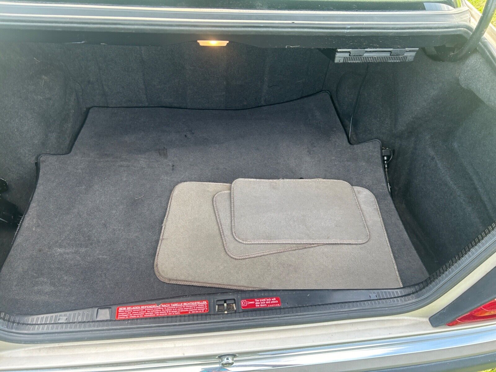 Mercedes-Benz-E-Class-1991-Sedan-14