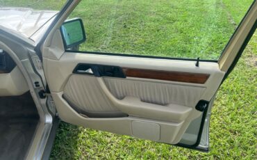 Mercedes-Benz-E-Class-1991-Sedan-16