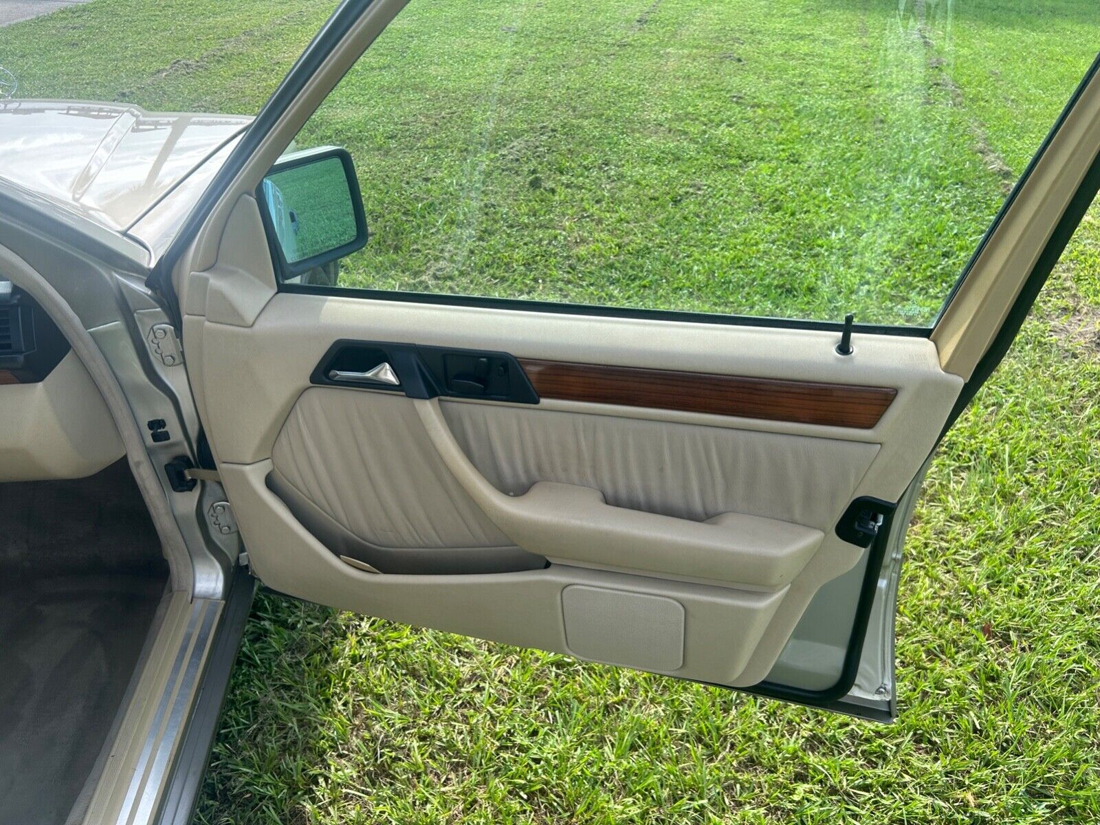 Mercedes-Benz-E-Class-1991-Sedan-16