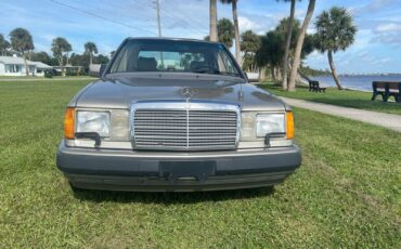 Mercedes-Benz-E-Class-1991-Sedan-2