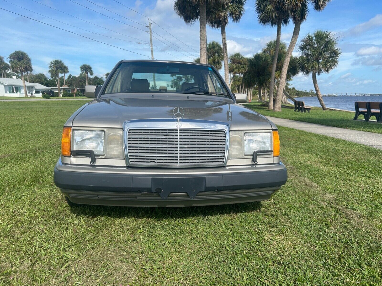 Mercedes-Benz-E-Class-1991-Sedan-2