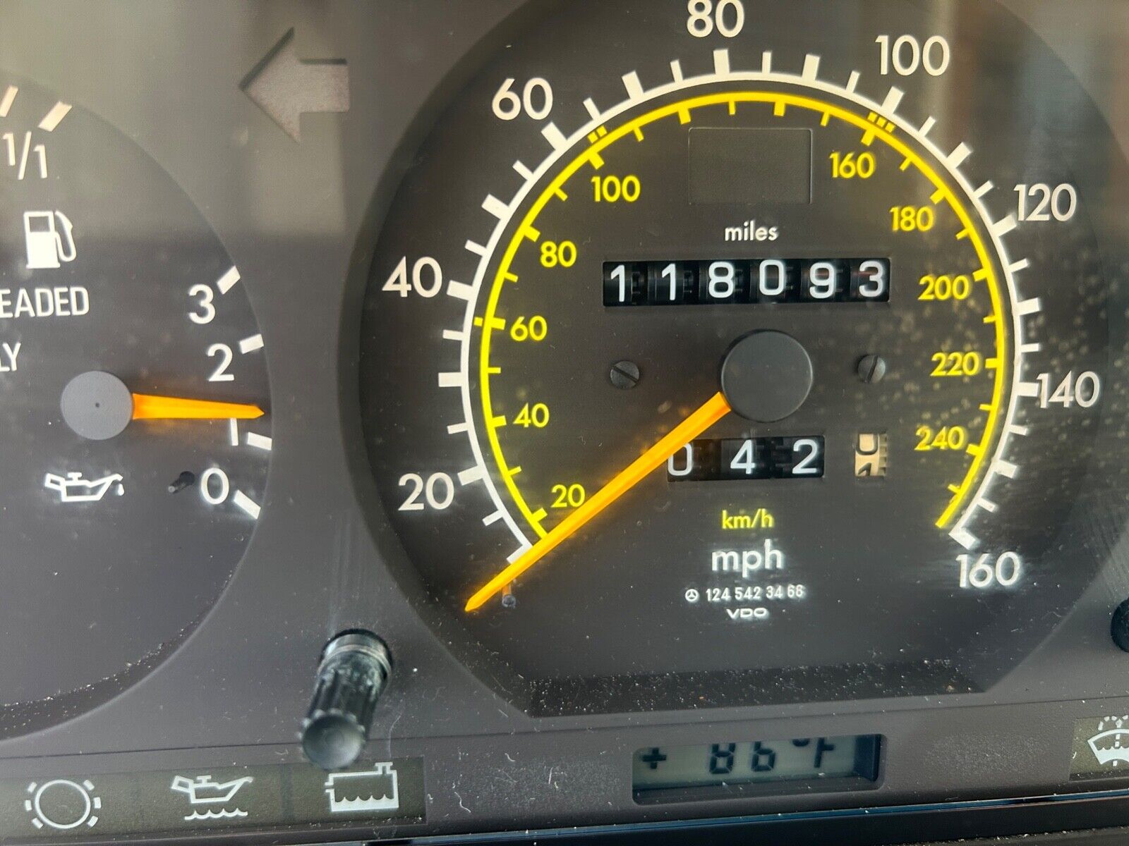 Mercedes-Benz-E-Class-1991-Sedan-21
