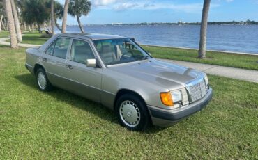 Mercedes-Benz-E-Class-1991-Sedan-3