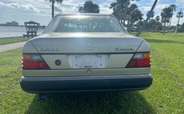 Mercedes-Benz-E-Class-1991-Sedan-6