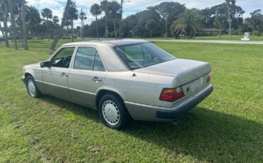 Mercedes-Benz-E-Class-1991-Sedan-7