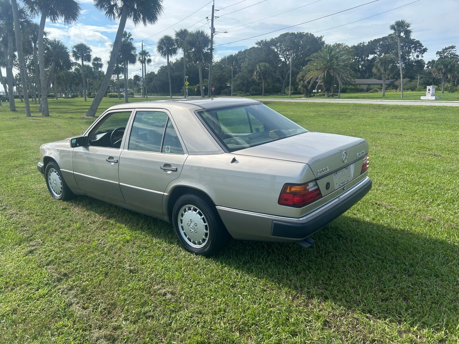 Mercedes-Benz-E-Class-1991-Sedan-7