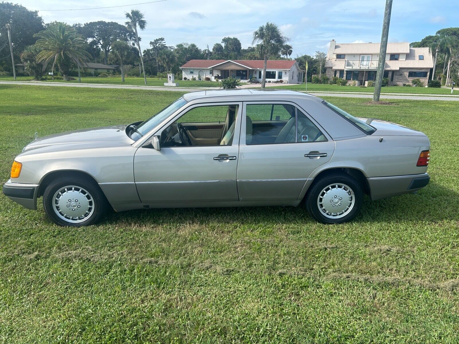 Mercedes-Benz-E-Class-1991-Sedan-8