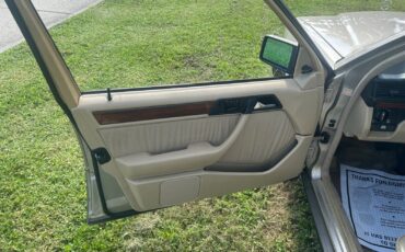 Mercedes-Benz-E-Class-1991-Sedan-9