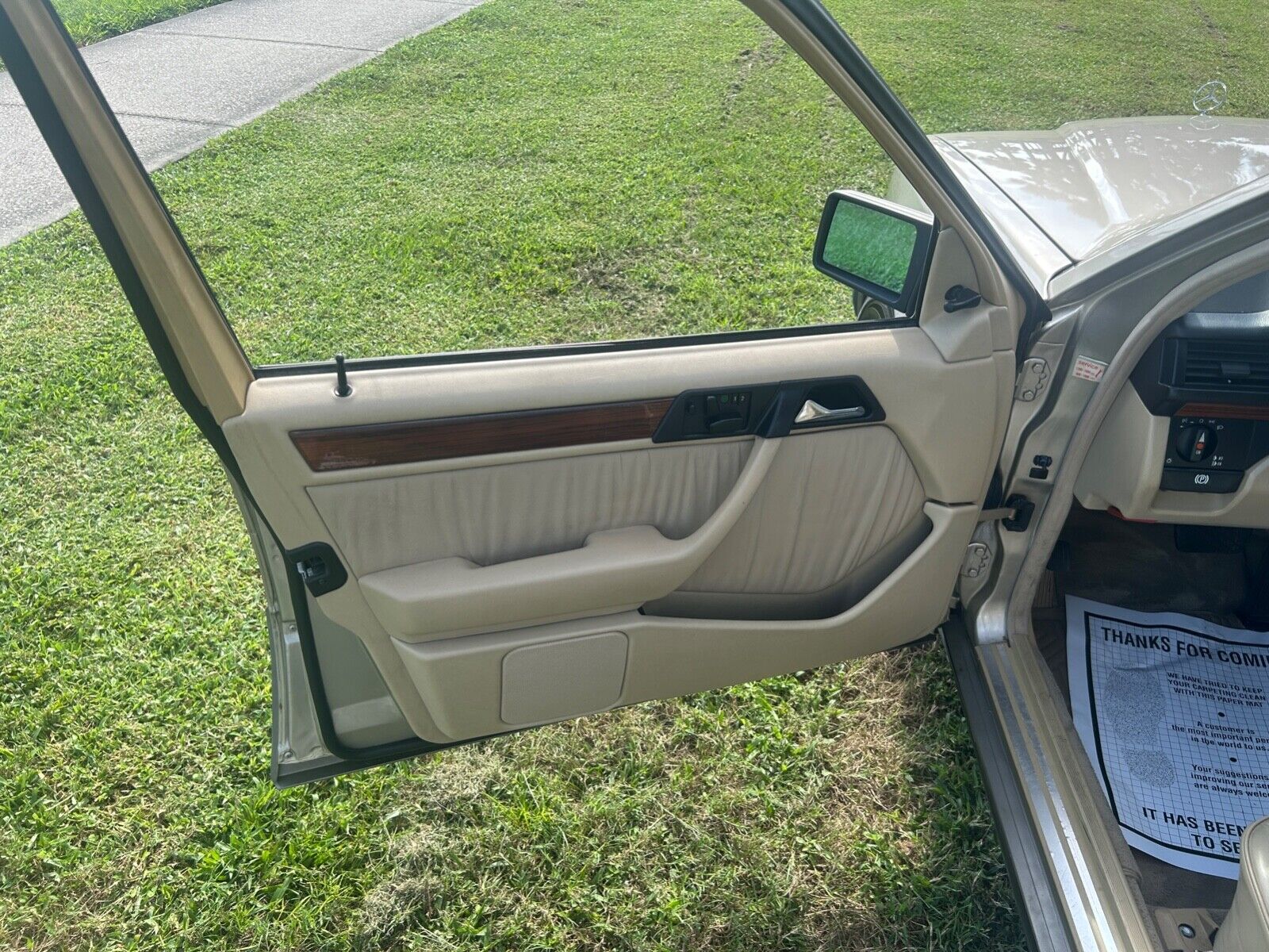 Mercedes-Benz-E-Class-1991-Sedan-9