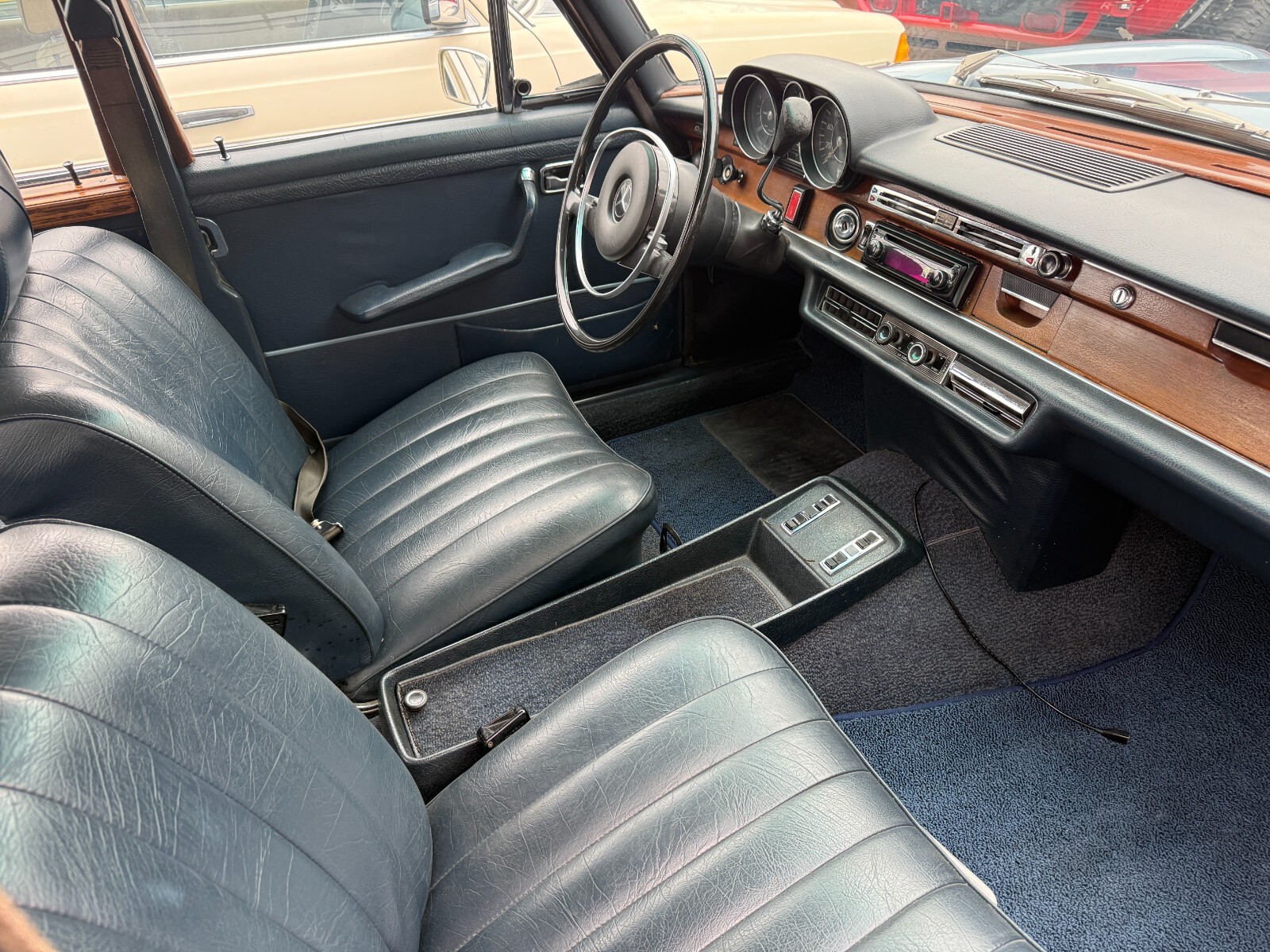 Mercedes-Benz-Other-1972-Sedan-11