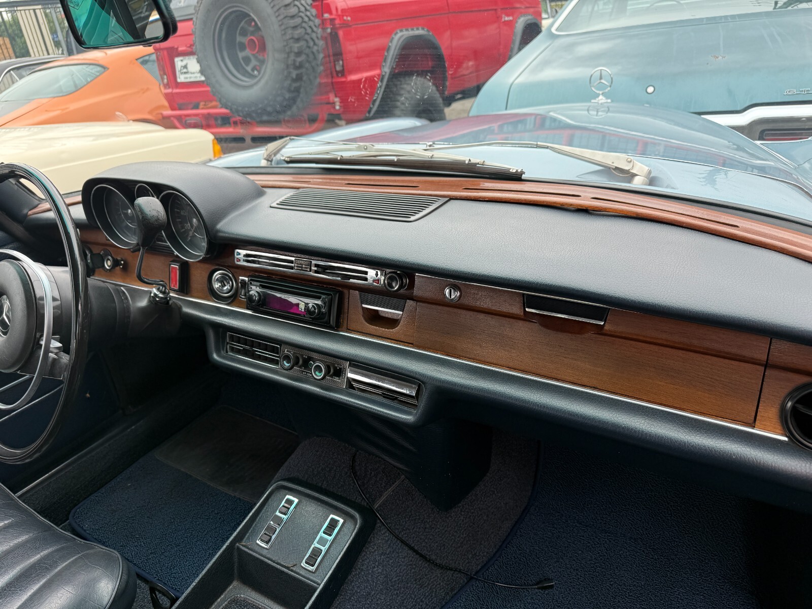 Mercedes-Benz-Other-1972-Sedan-12