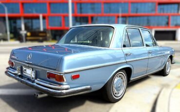 Mercedes-Benz-Other-1972-Sedan-3