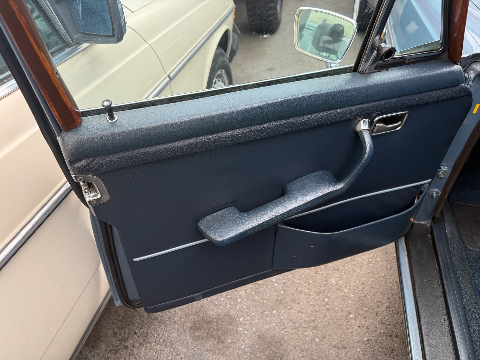 Mercedes-Benz-Other-1972-Sedan-9