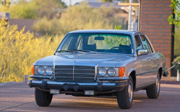 Mercedes-Benz-Other-1975-Sedan-4