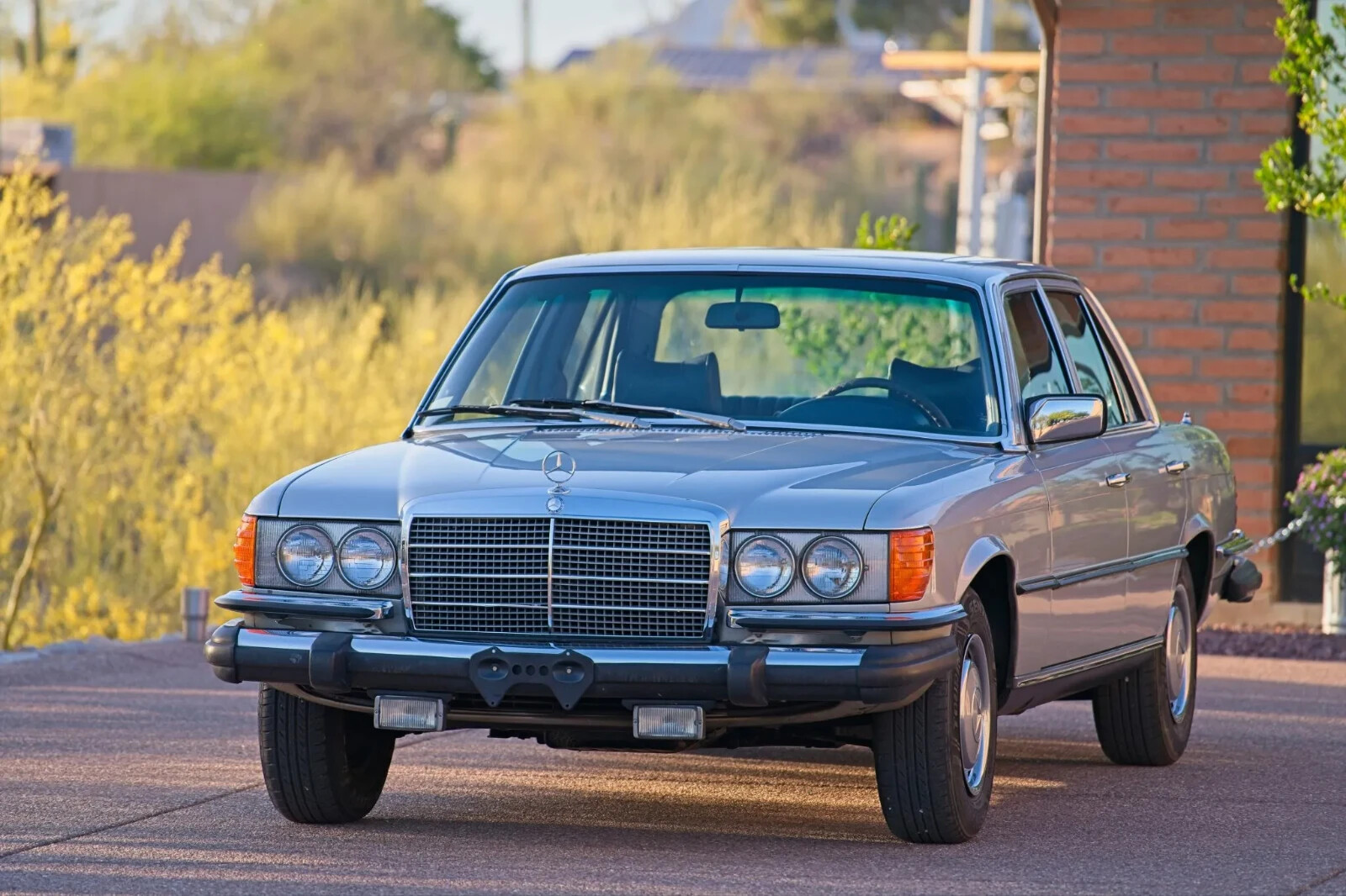 Mercedes-Benz-Other-1975-Sedan-4