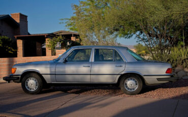 Mercedes-Benz-Other-1975-Sedan-5